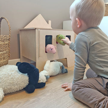 Dreng tager bamser ud af et børnebord