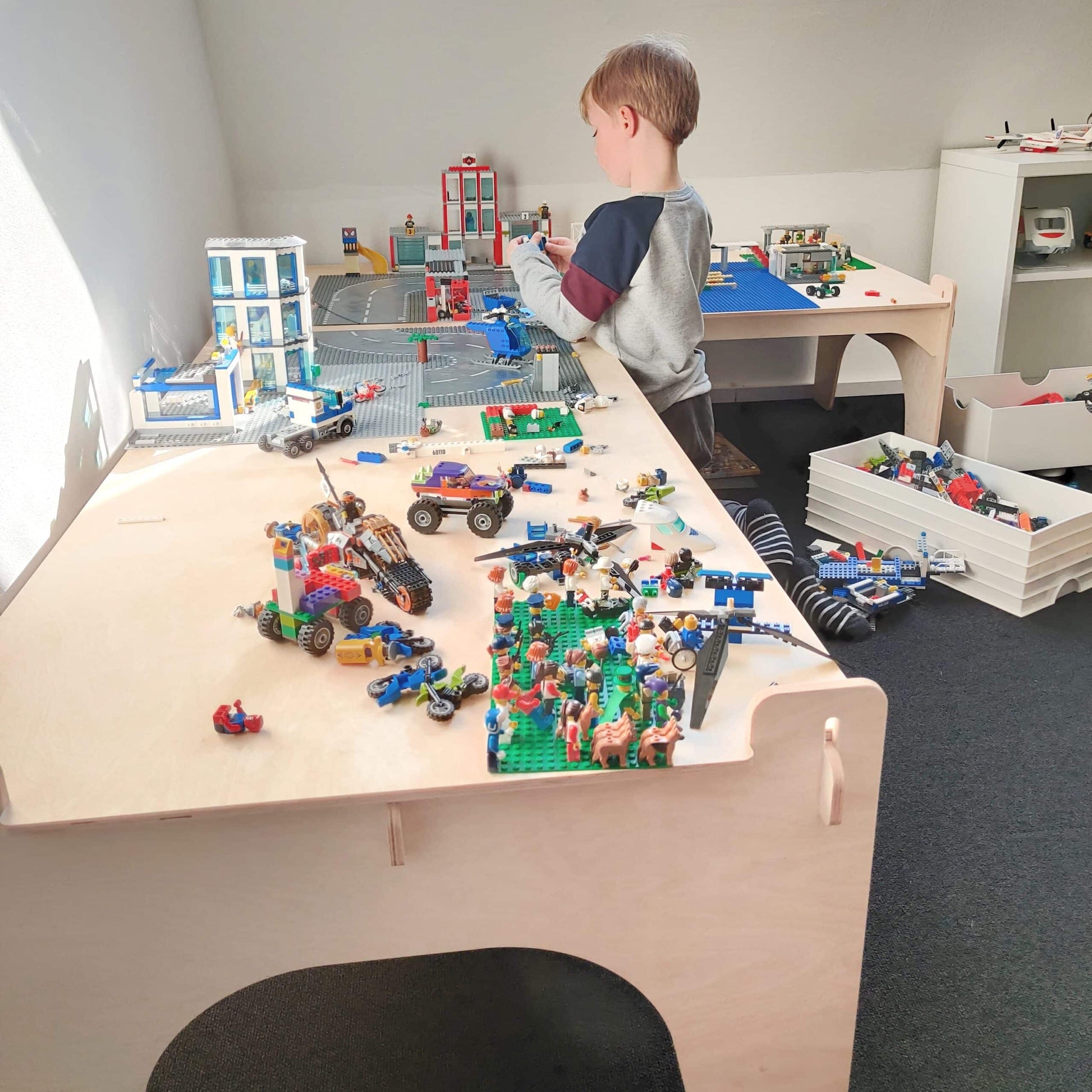 Dreng leger med LEGO ved børnebord